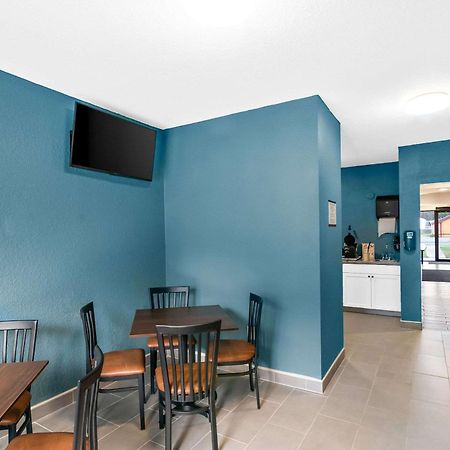 Quality Inn Куинсбъри Екстериор снимка