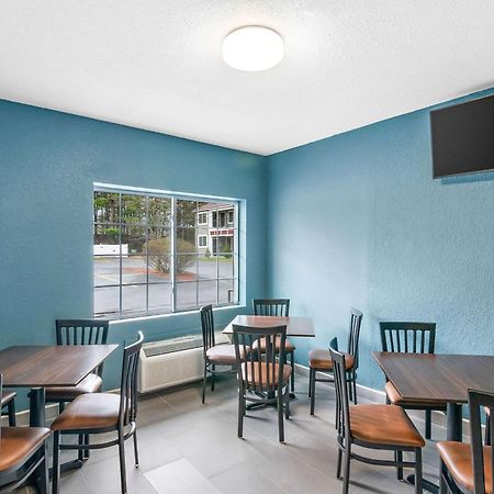 Quality Inn Куинсбъри Екстериор снимка