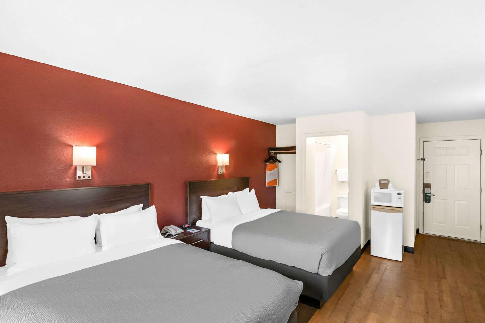 Quality Inn Куинсбъри Екстериор снимка