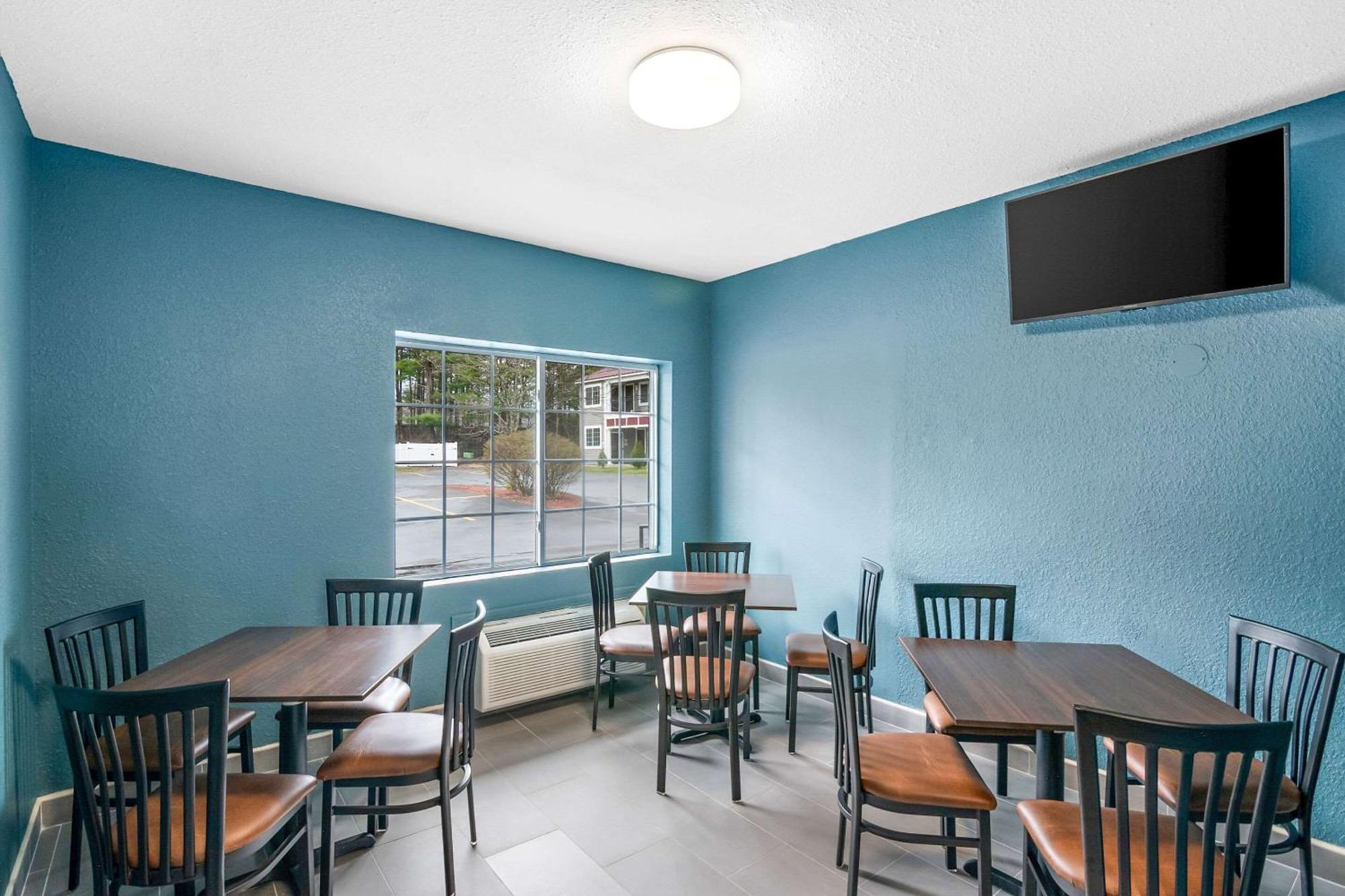 Quality Inn Куинсбъри Екстериор снимка