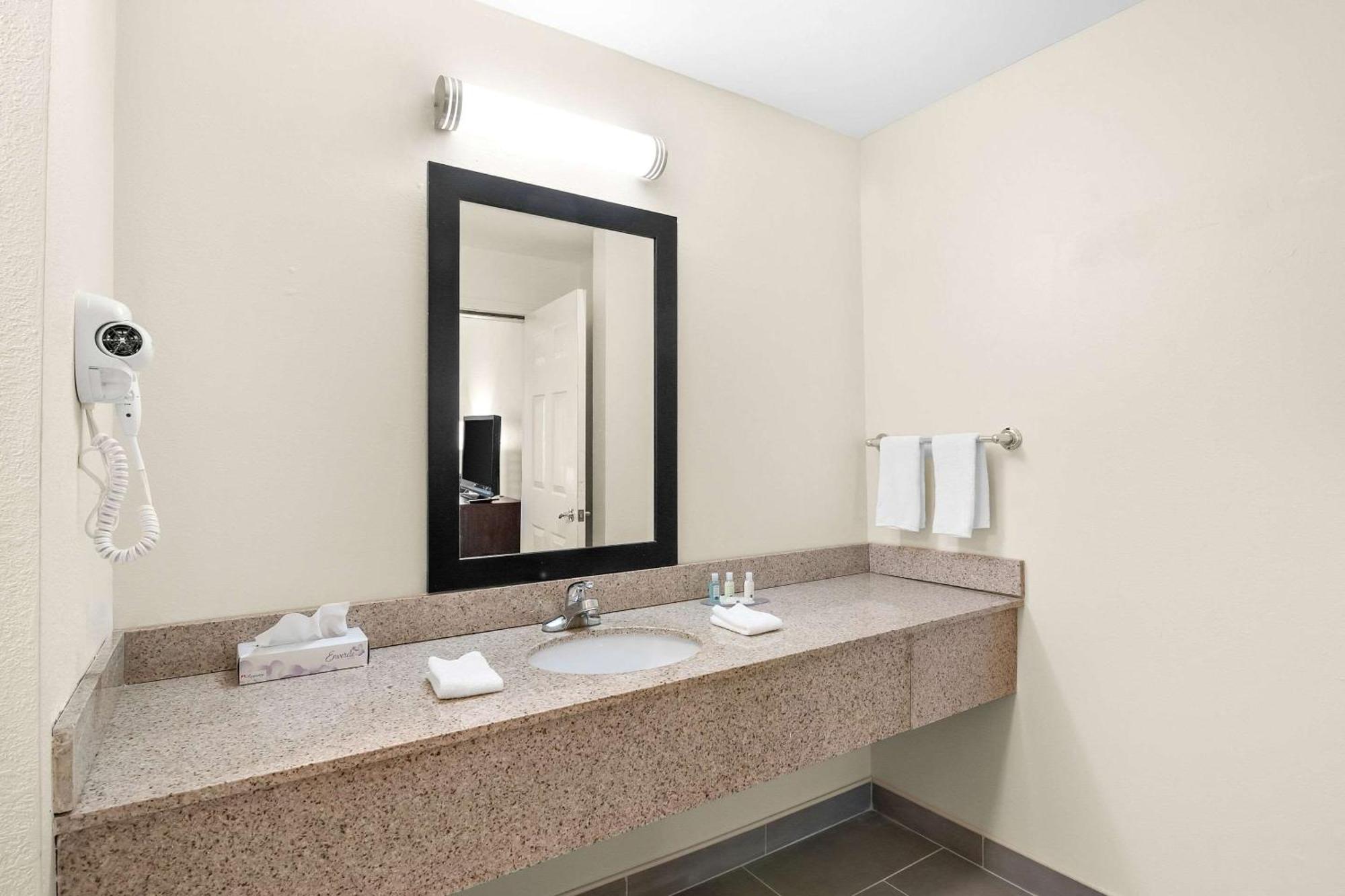 Quality Inn Куинсбъри Екстериор снимка
