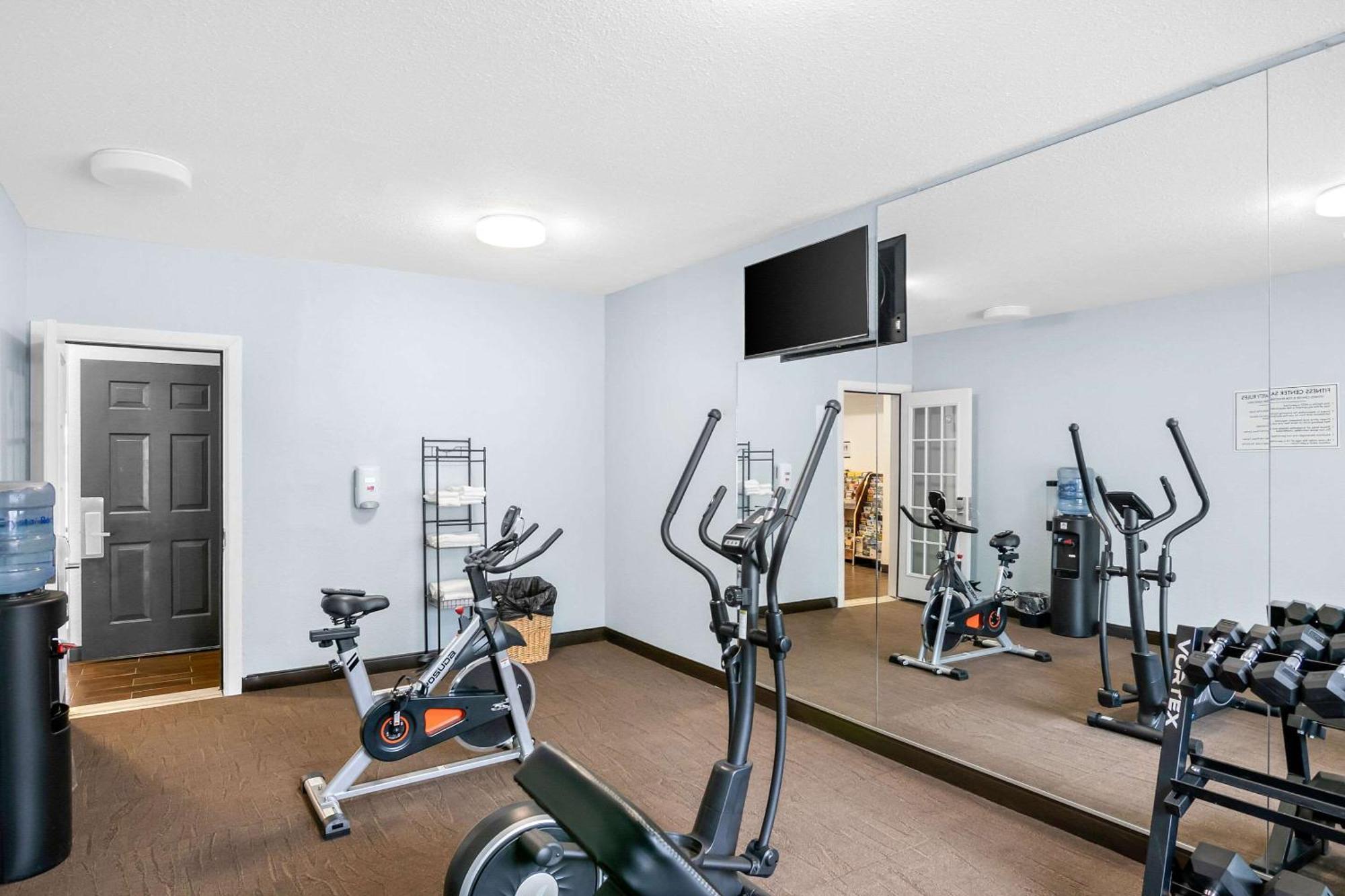 Quality Inn Куинсбъри Екстериор снимка