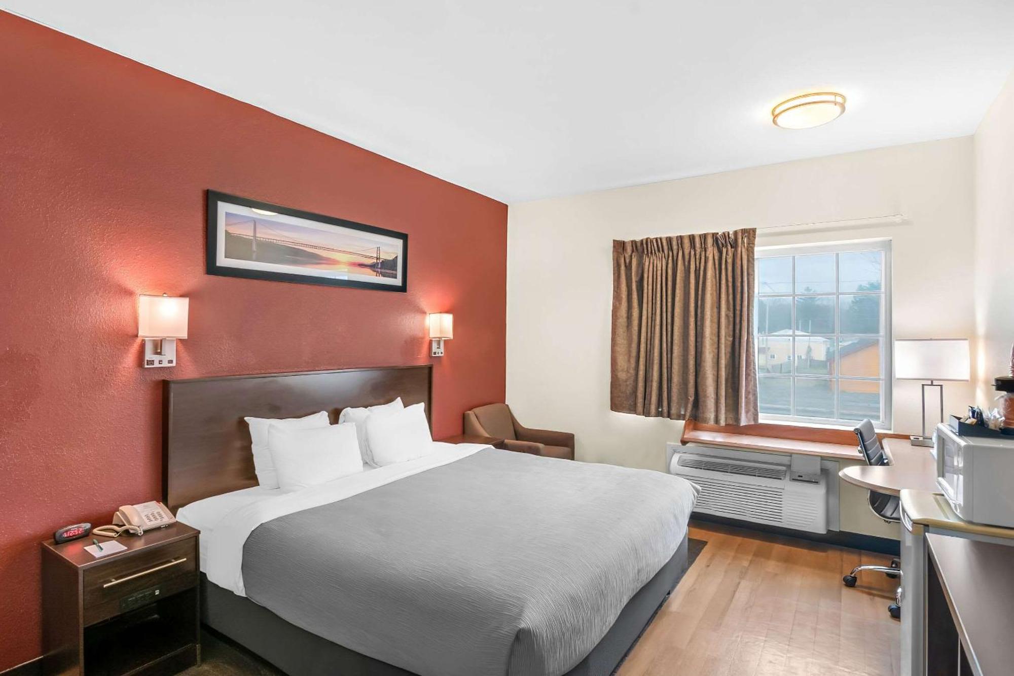 Quality Inn Куинсбъри Екстериор снимка