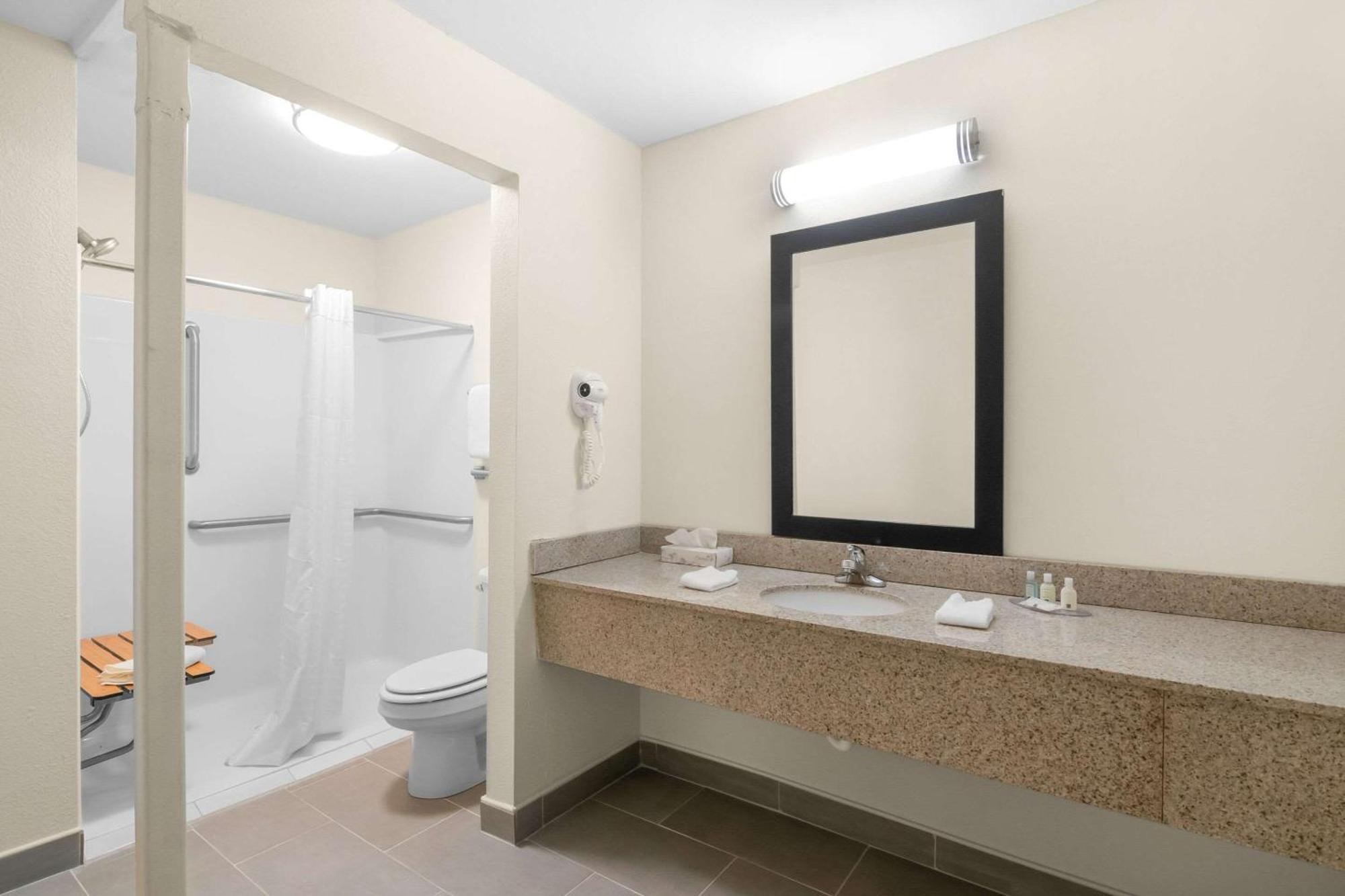 Quality Inn Куинсбъри Екстериор снимка