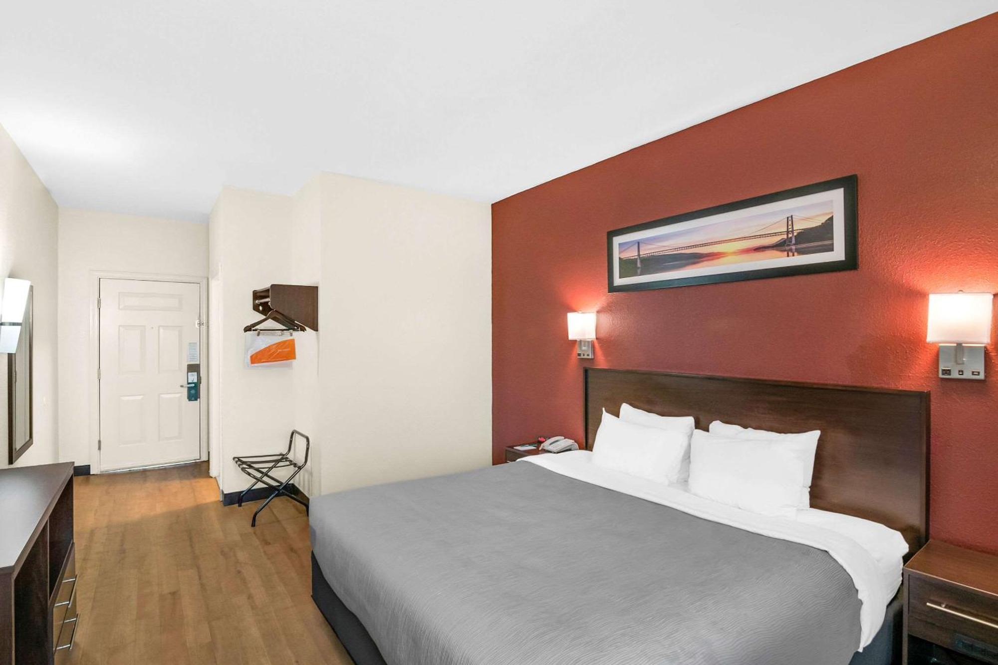 Quality Inn Куинсбъри Екстериор снимка