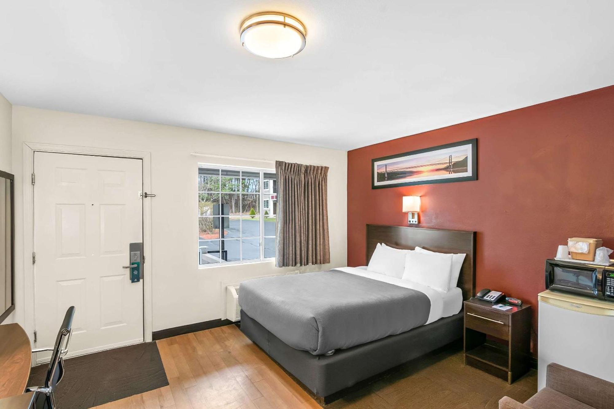 Quality Inn Куинсбъри Екстериор снимка
