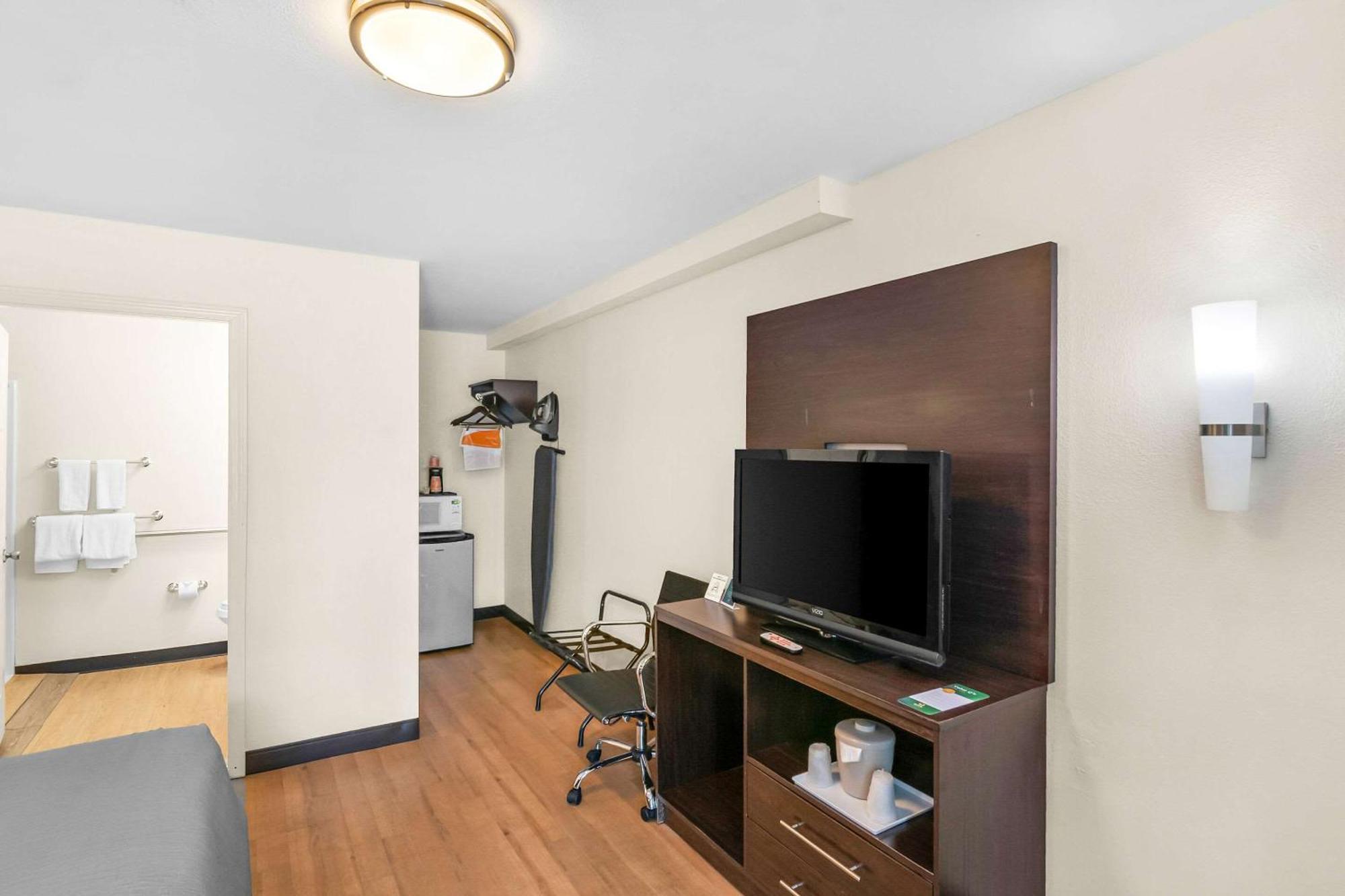 Quality Inn Куинсбъри Екстериор снимка