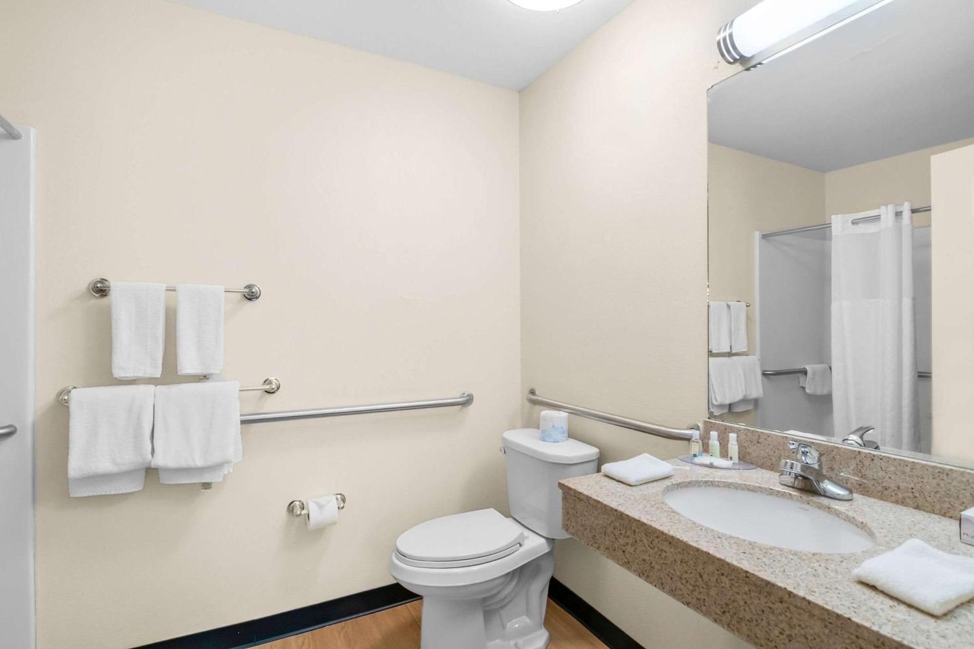 Quality Inn Куинсбъри Екстериор снимка
