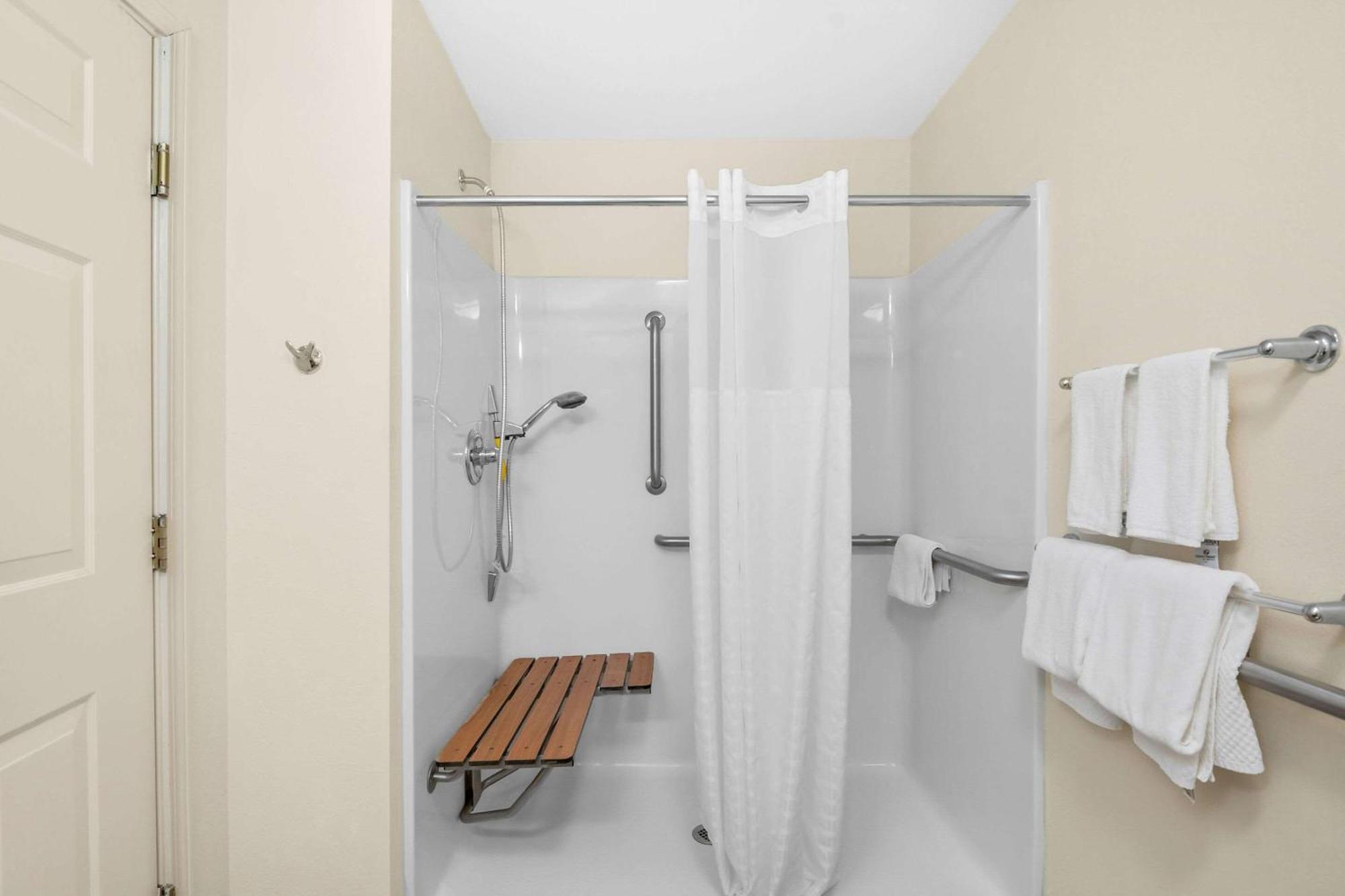 Quality Inn Куинсбъри Екстериор снимка