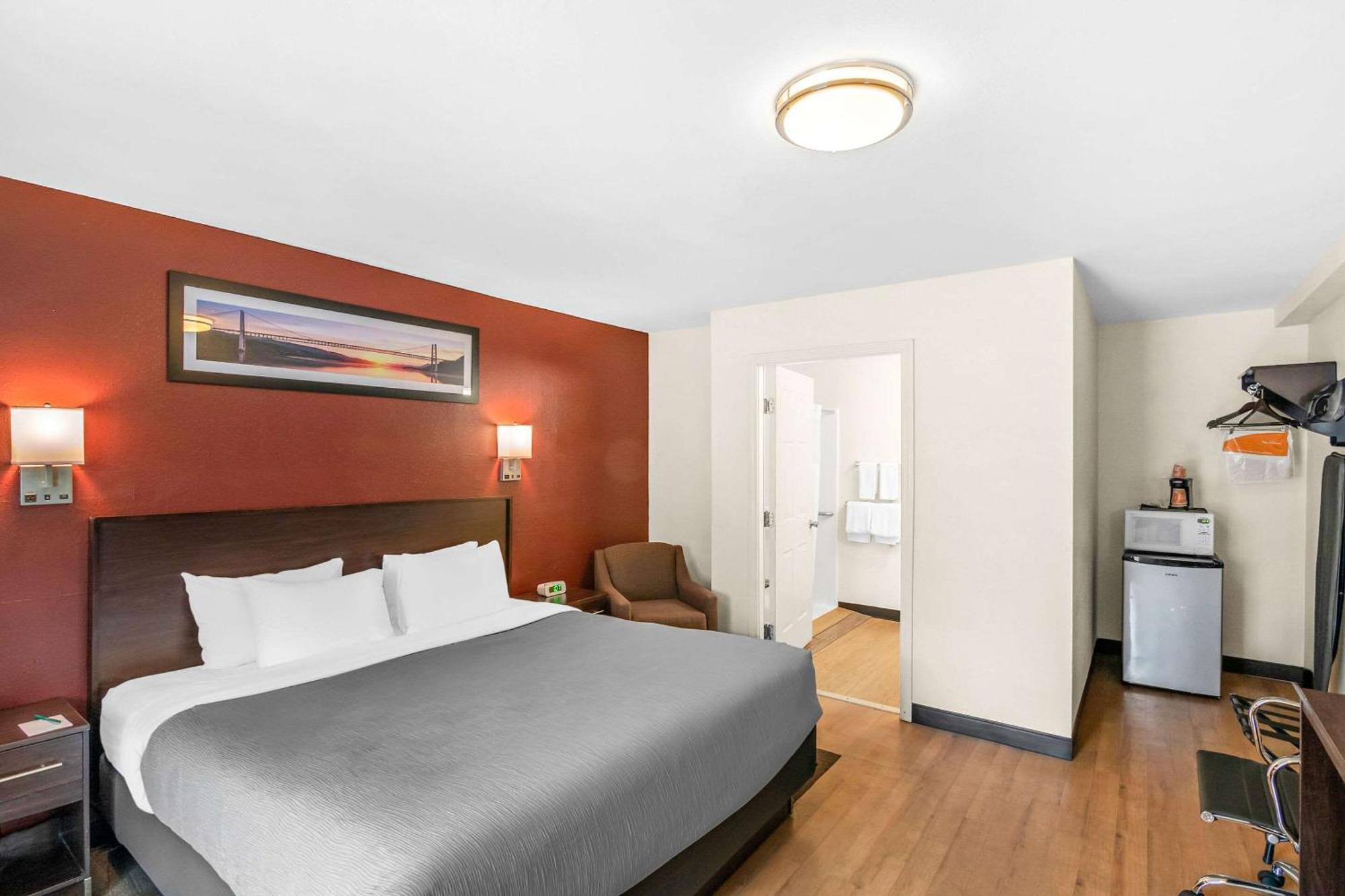 Quality Inn Куинсбъри Екстериор снимка