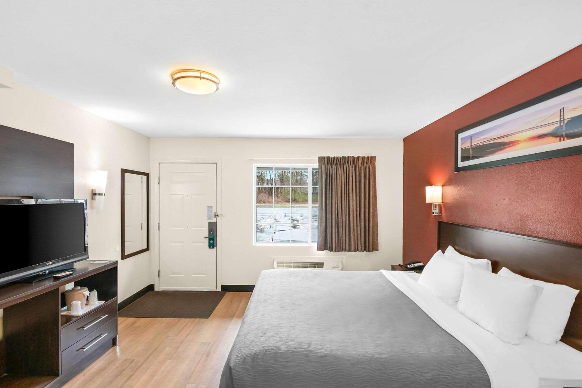 Quality Inn Куинсбъри Екстериор снимка