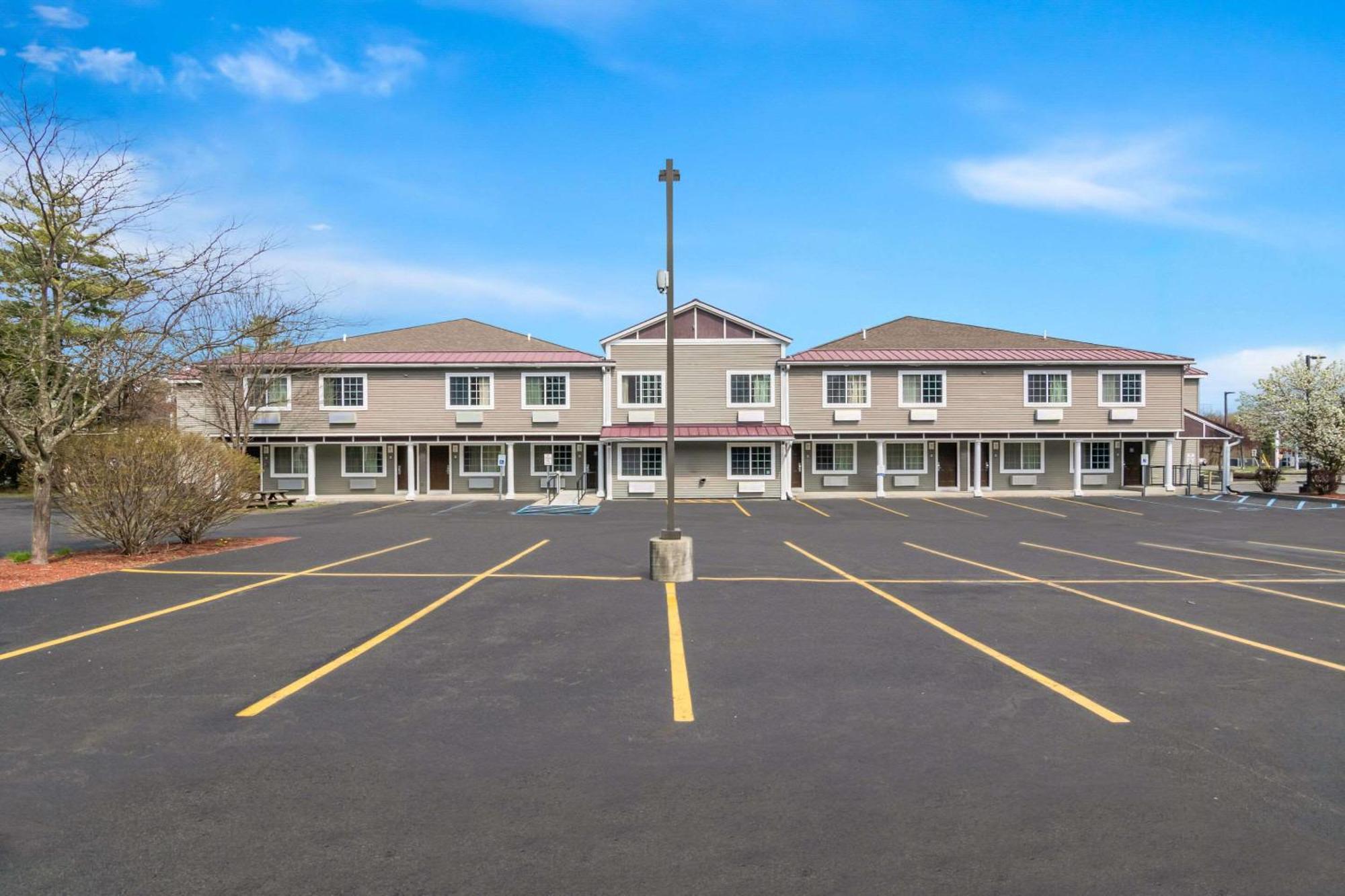 Quality Inn Куинсбъри Екстериор снимка