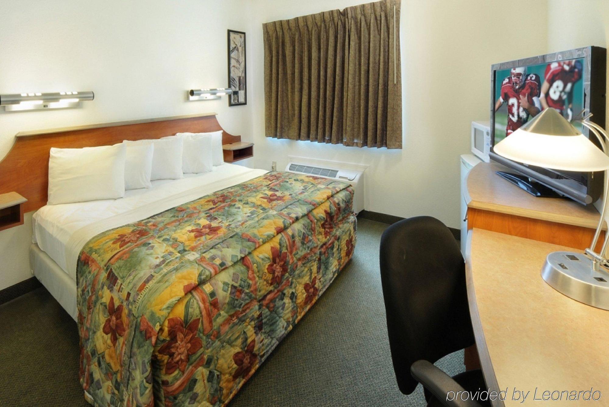 Quality Inn Куинсбъри Стая снимка