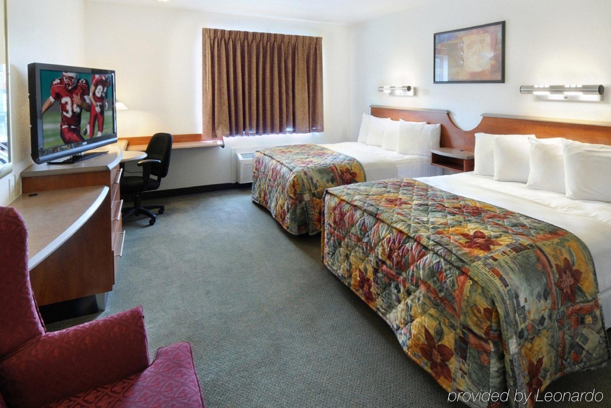 Quality Inn Куинсбъри Стая снимка