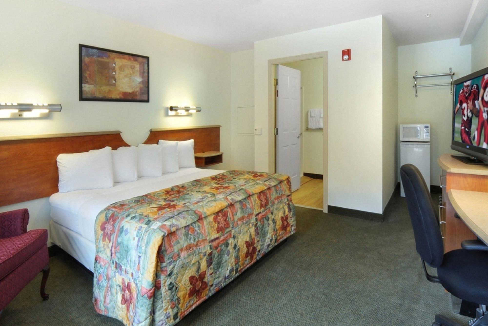 Quality Inn Куинсбъри Екстериор снимка