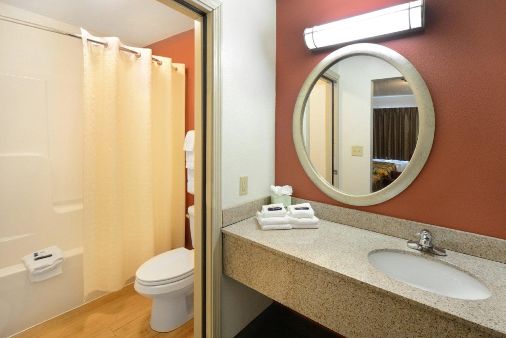 Quality Inn Куинсбъри Екстериор снимка