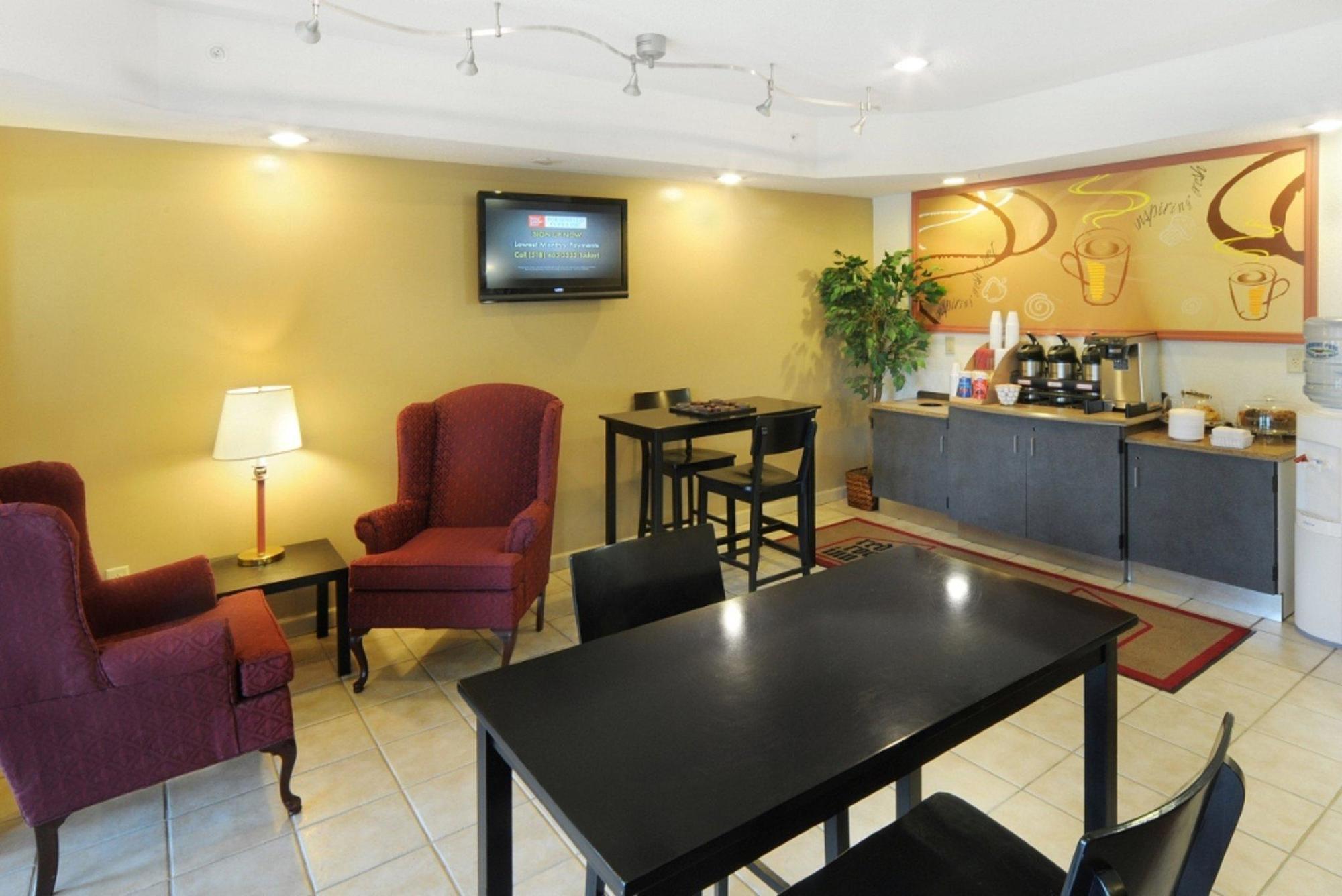 Quality Inn Куинсбъри Екстериор снимка